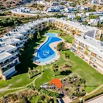 #010 Marina View Pool & Balcony Apartament *